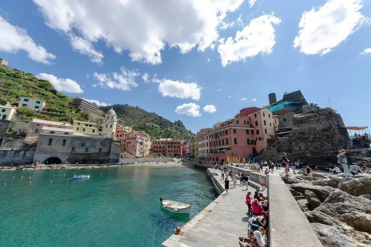 Joivy Family Flat With Little Patio, Cinque Terre Apartment Vernazza