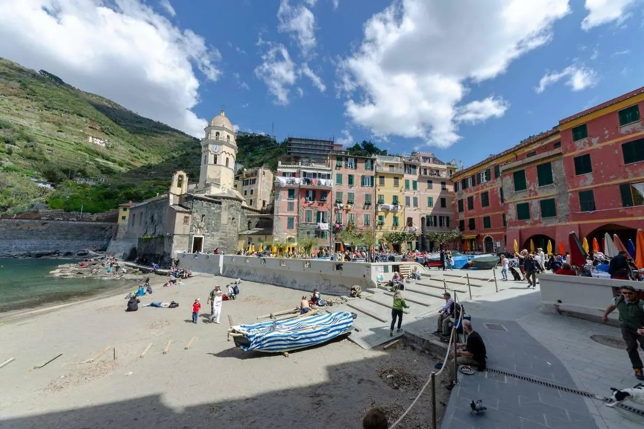 Joivy Family Flat With Little Patio, Cinque Terre Apartment Vernazza 0*,